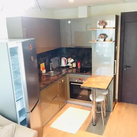 Apartamento Toplu Ulaşıma Yakın Site İçinde Hijyenik 1+1 Daire *